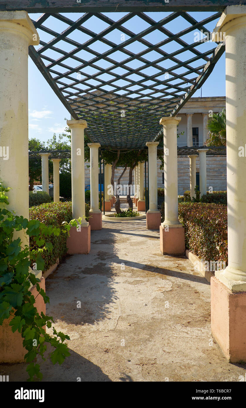 El Colonnade pasillo con pérgola en el jardín de Villa Bighi. Kalkara.  Malta Fotografía de stock - Alamy