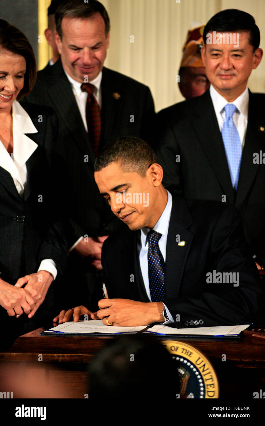 El Presidente de Estados Unidos, Barack Obama, signos en ley la mejora de los derechos de los veteranos. Foto de stock