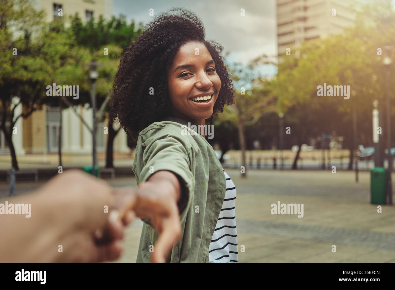 Tras su Novia Novio feliz en la ciudad Foto de stock