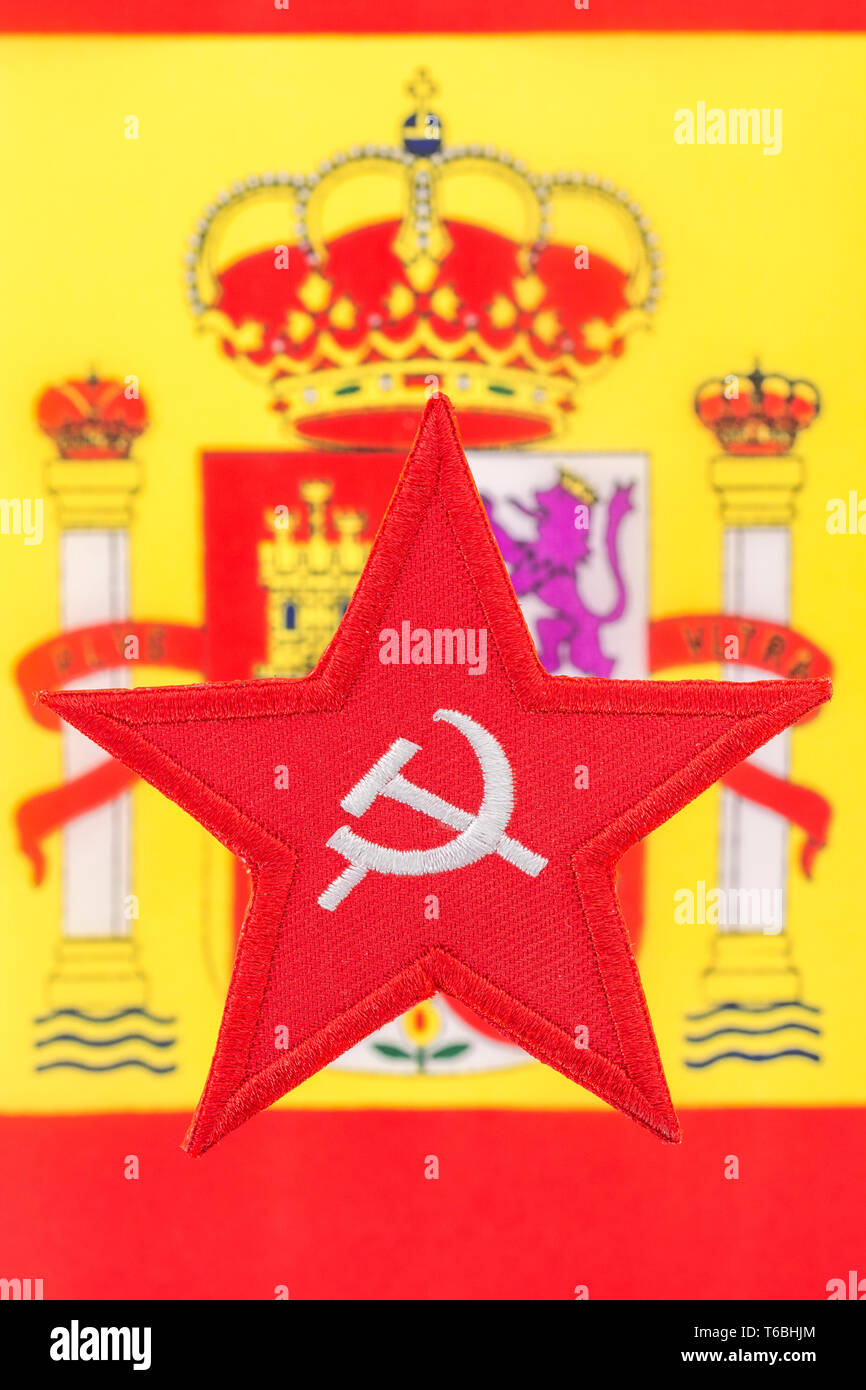 Escudo de Red Star Hammer y Sickle con bandera española. Por la victoria socialista de las elecciones generales españolas de 2019. Los comunistas españoles martillo y hoz, estrella roja Foto de stock