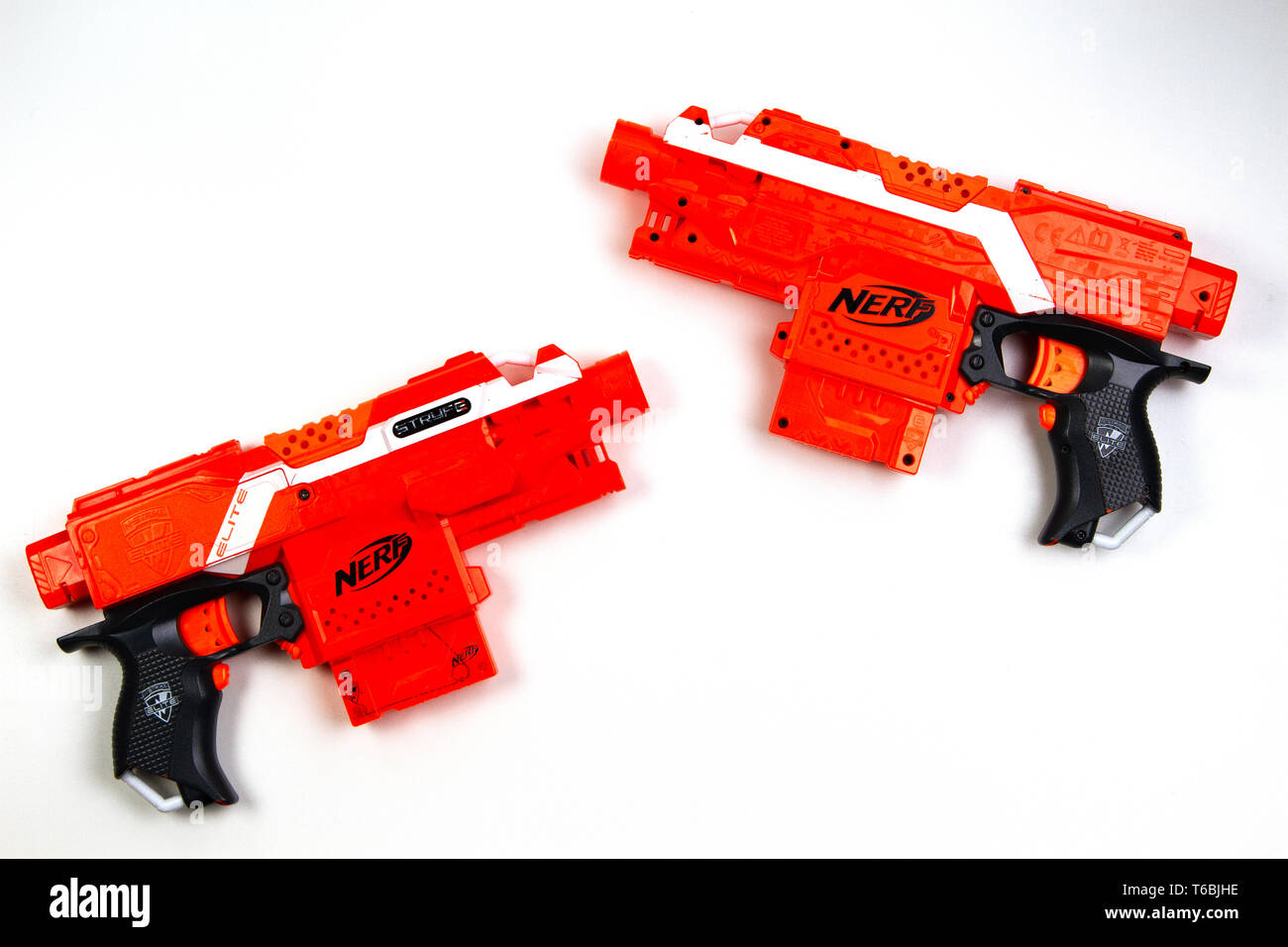 Juguetes. Nerf N-Strike Elite Stryfe Blaster sobre fondo blanco Fotografía  de stock - Alamy