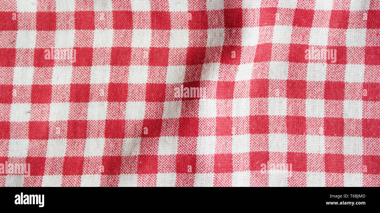 Mantel de lino rojo de picnic. Textura de accidentada manta para picnic. Foto de stock