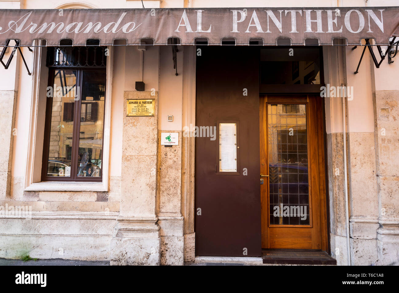 Armando al Pantheon, restaurante, Roma, Italia Foto de stock