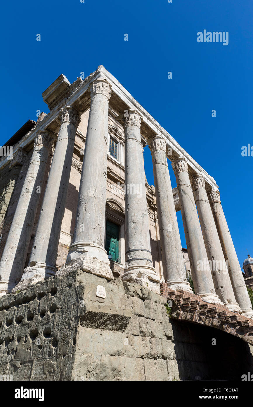Templo de Antonino y Faustina, Foro Romano, Roma, Italia Foto de stock