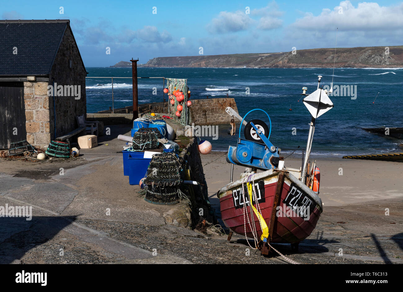 A la espera de la próxima captura, un barco se sienta en la grada a Sennen Cove Harbour, Cornwall. En el Reino Unido. Marzo de 2019 Foto de stock