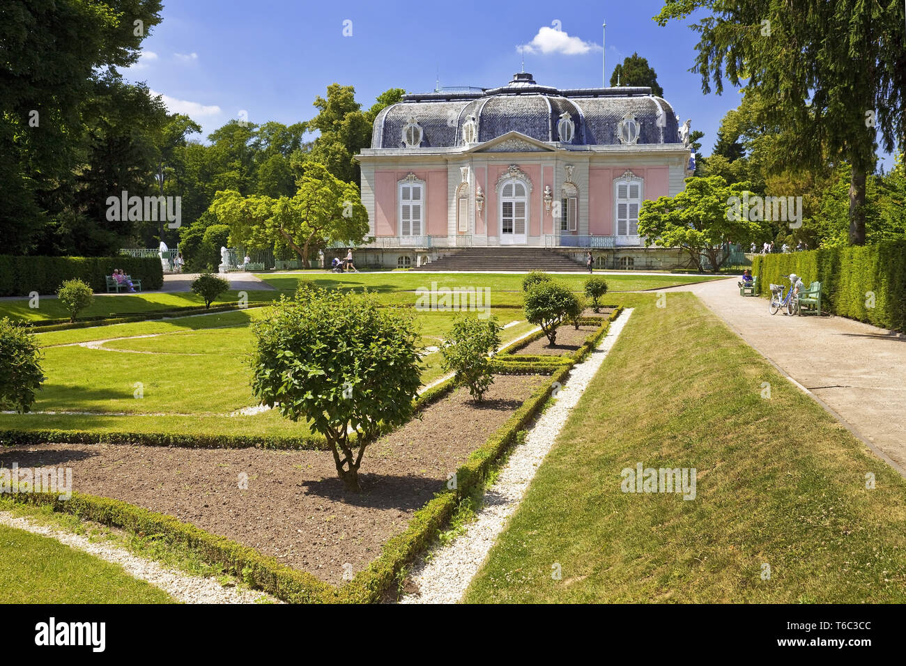 Palacio De Benrath Y El Jardin Del Palacio Dusseldorf Renania Del Norte Westfalia Alemania Europa Fotografia De Stock Alamy