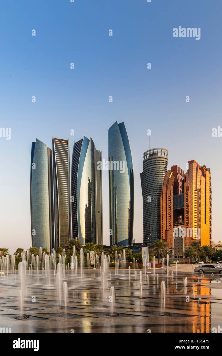 Emiratos Árabes Unidos, Abu Dhabi, el horizonte del centro de la ciudad Foto de stock