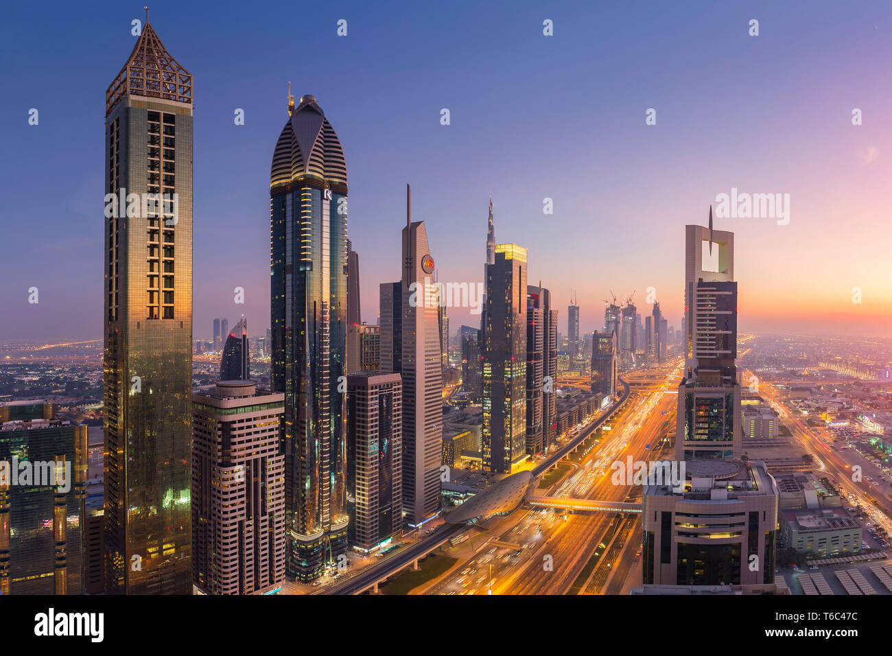 Dubai, Emiratos Árabes Unidos, el Jeque Zayed Road, el Hotel Gevora (extremo izquierdo - hotel más alto del mundo, a partir de 2018) Foto de stock
