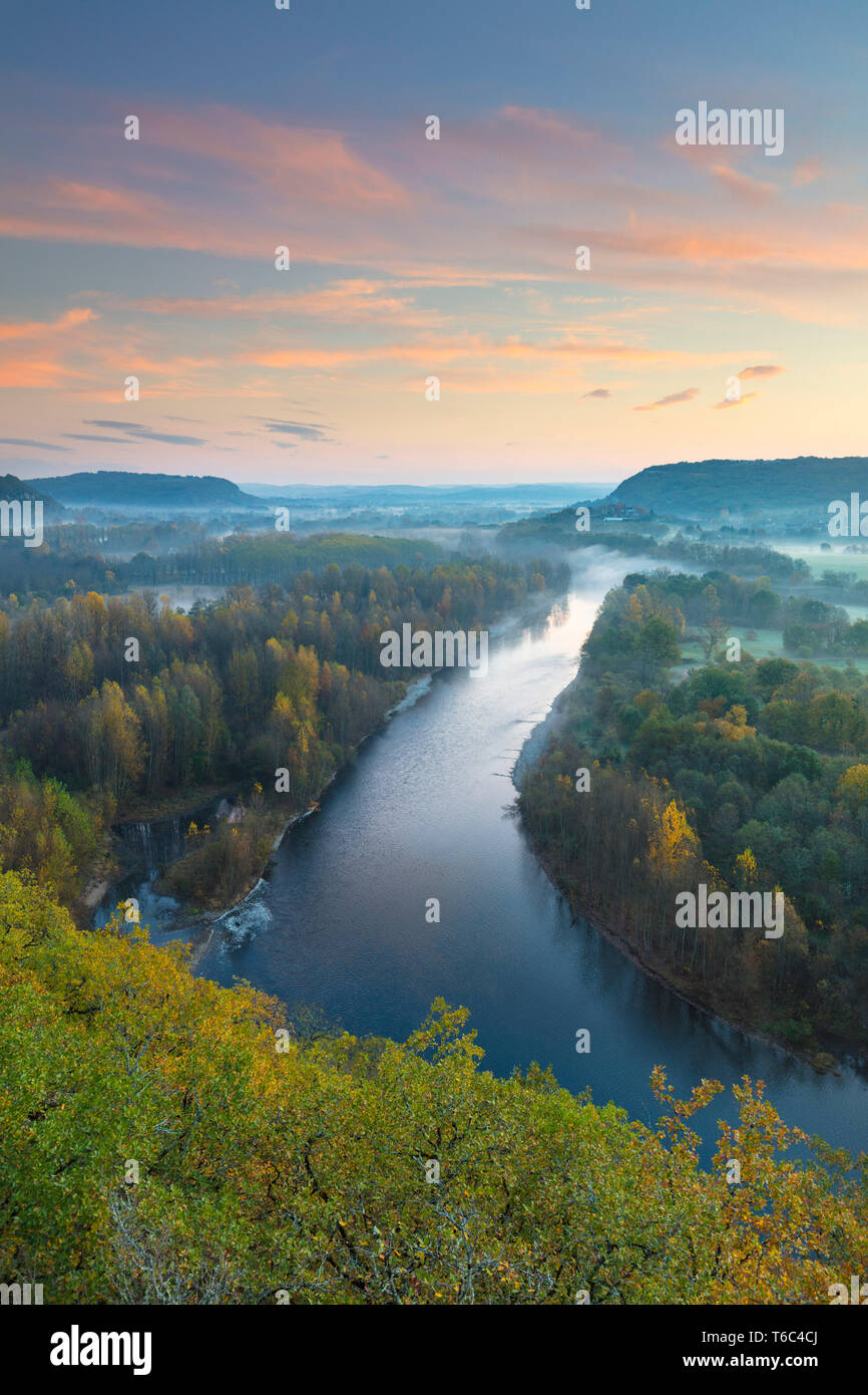 Vista aérea del valle del Dordoña y el río Dordogne en un misty mañana en otoño, Lot, Midi-Pyrénées, Francia Foto de stock