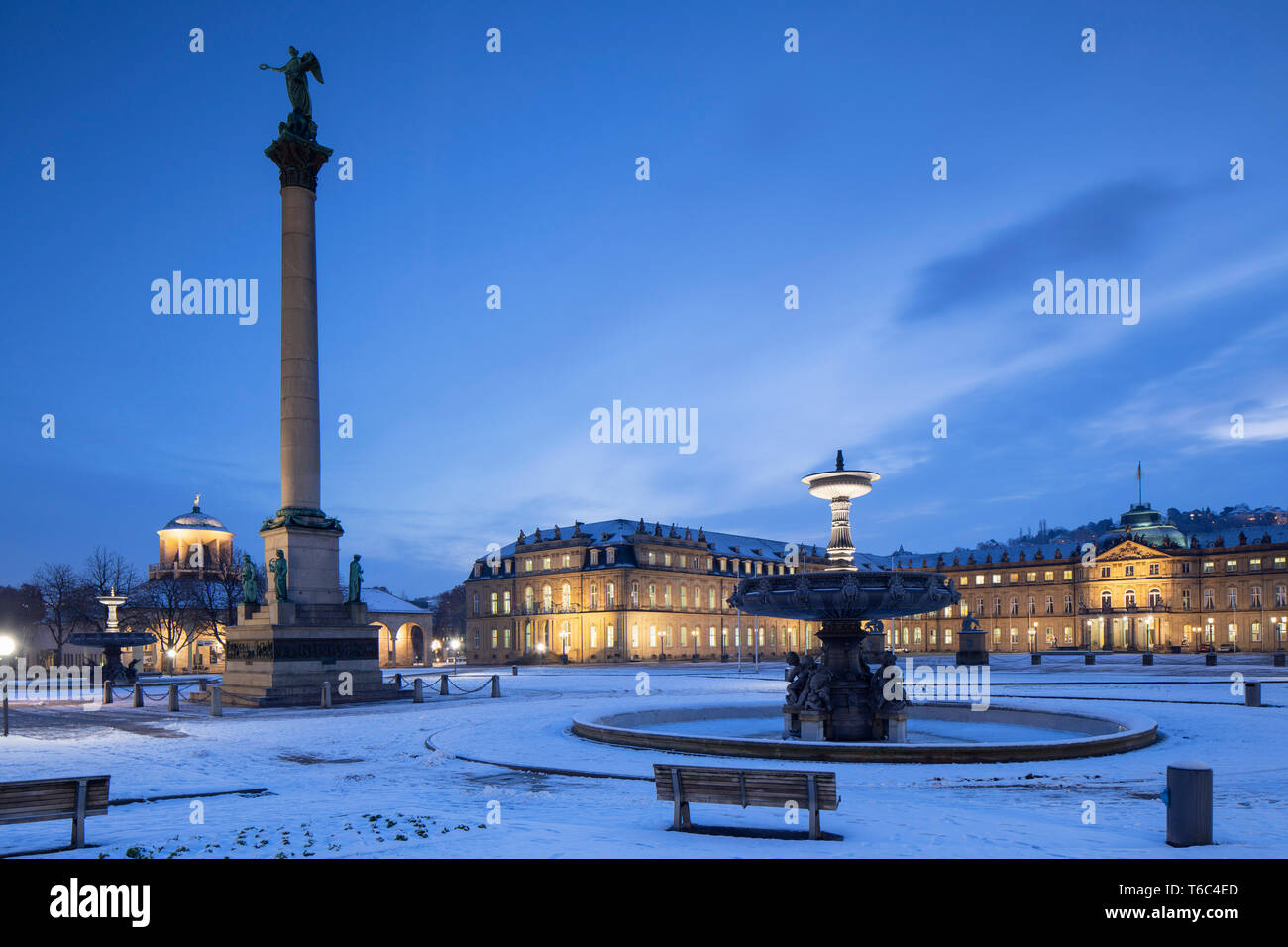 Schlossplatz (plaza Castillo ) y el Neues Schloss (castillo nuevo) al amanecer, Stuttgart, de Baden-Württemberg, Alemania Foto de stock