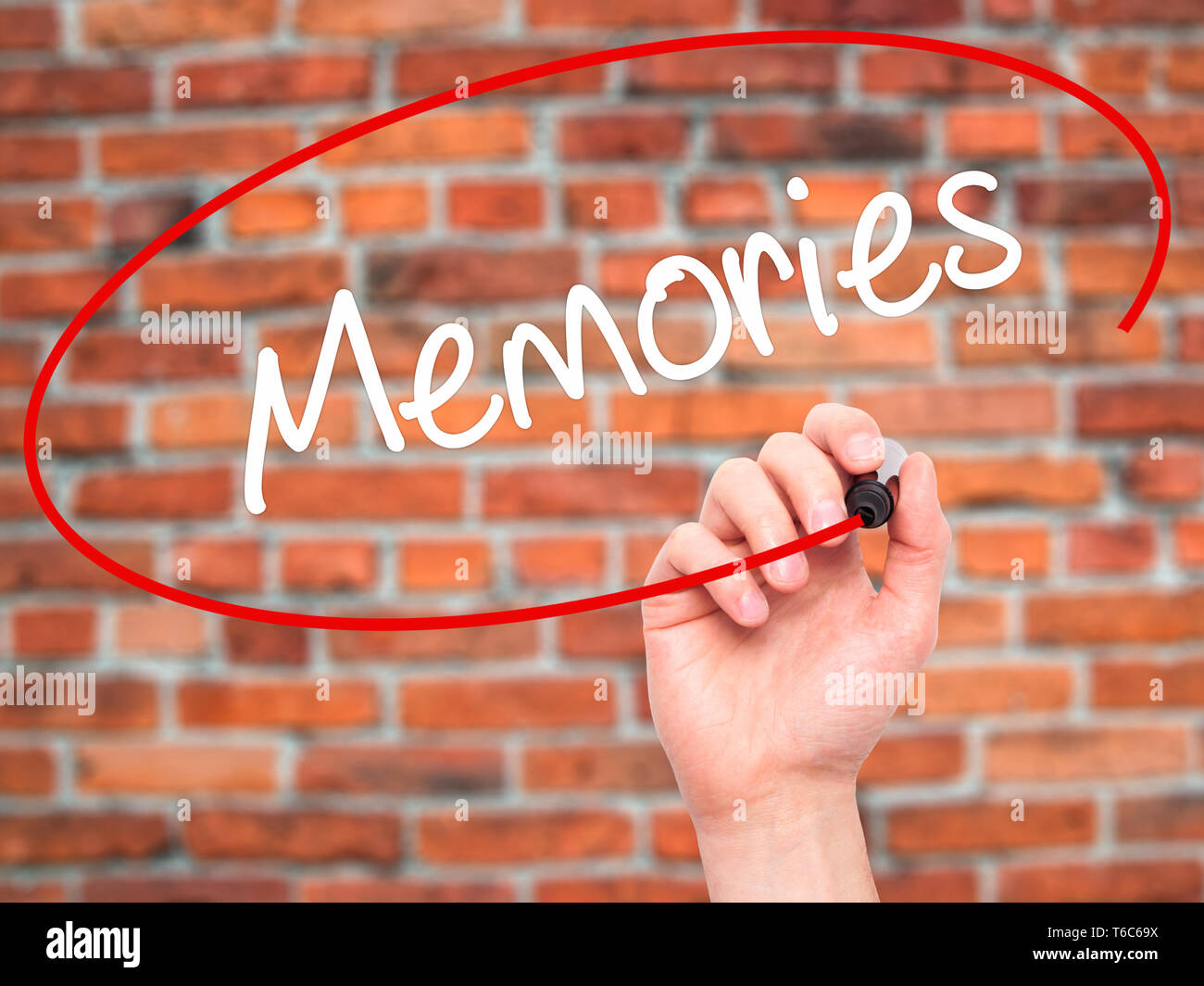La mano escribiendo recuerdos con marcador negro en la pantalla visual Foto de stock