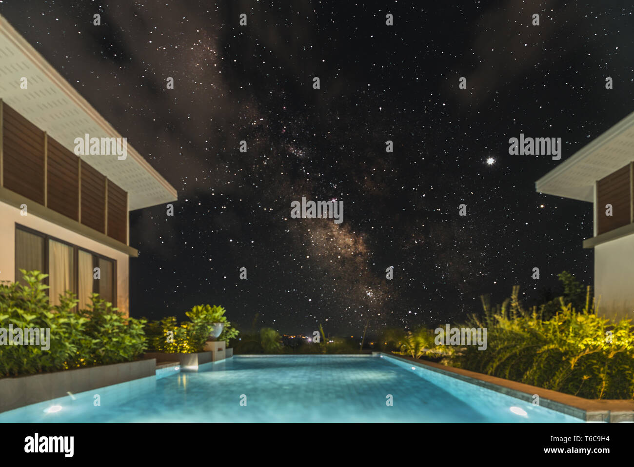 Piscina tropical con cielo estrellado. Foto de stock