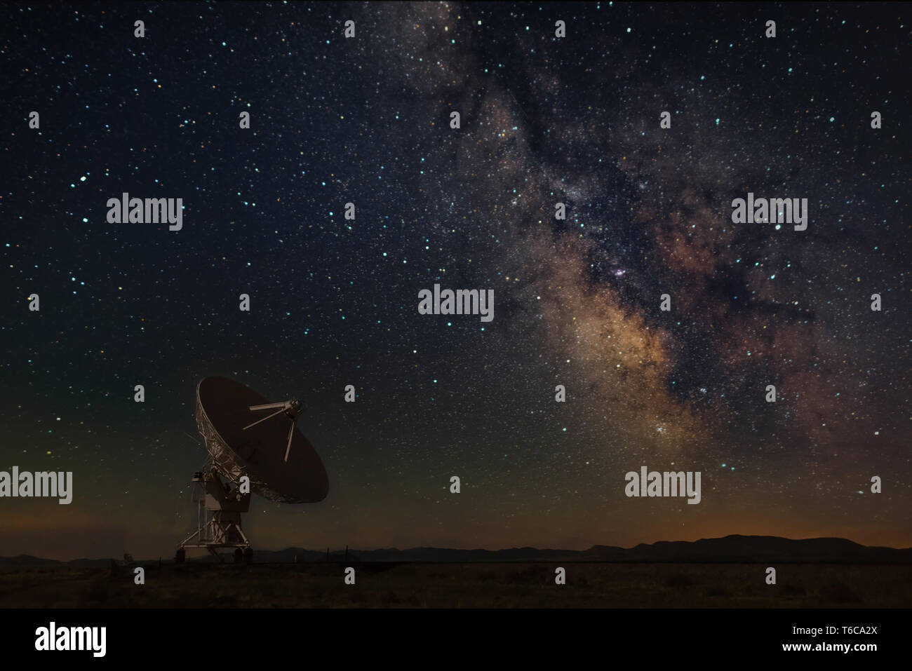 Very Large Array con la Vía Láctea en Nuevo México Foto de stock