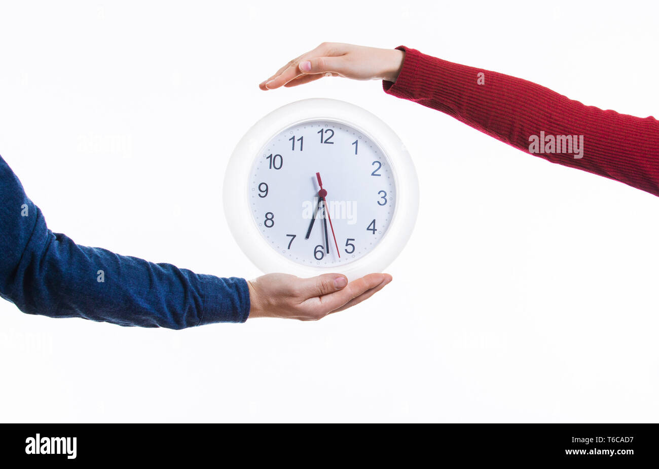 El hombre y la mujer haciendo un signo de protección sujetando un reloj.  Guardar el concepto de tiempo. La importancia del tiempo en el mundo  moderno. Planificación empresarial sym Fotografía de stock -