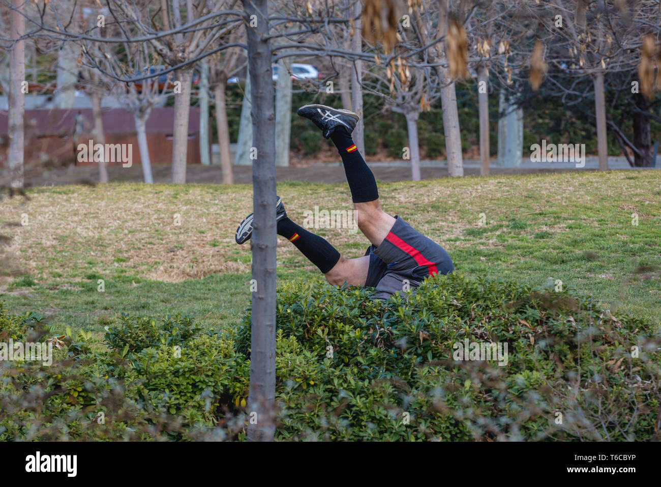El hombre ejerce en Madrid Rio área recreativa en Madrid, España Foto de stock