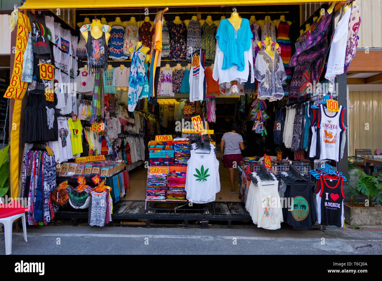 Tienda de ropa, Beach Road, Thawewong Road, Patong, isla de Phuket, Tailandia Fotografía stock - Alamy