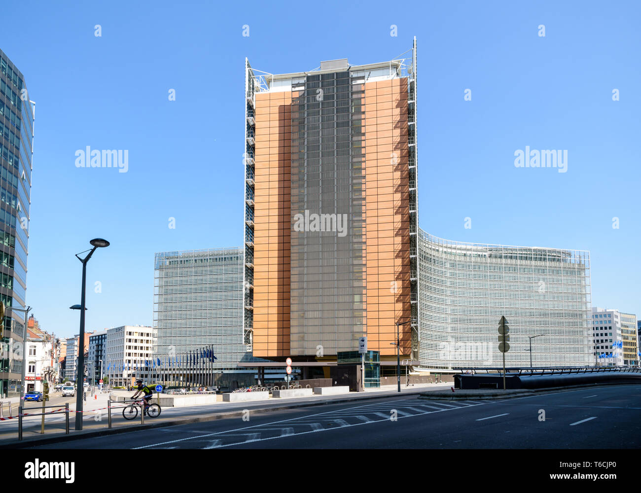 El ala oeste del edificio Berlaymont, sede de la Comisión Europea en el barrio europeo de Bruselas, Bélgica. Foto de stock