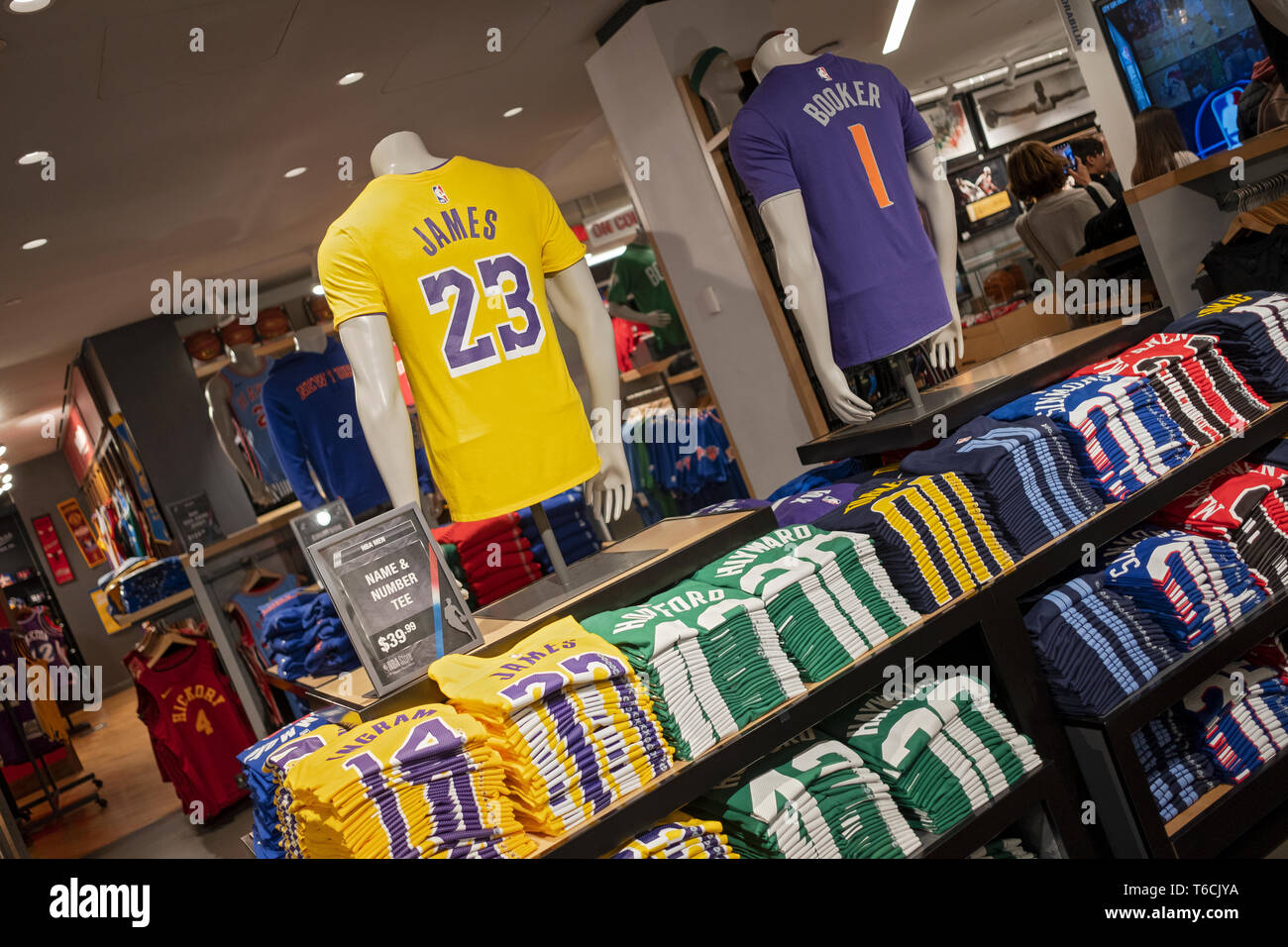 Una selección de jugadores estrella de la NBA' camisetas para la venta  dentro de la NBA Store en la Quinta Avenida en Midtown, Manhattan, Ciudad  de Nueva York Fotografía de stock -