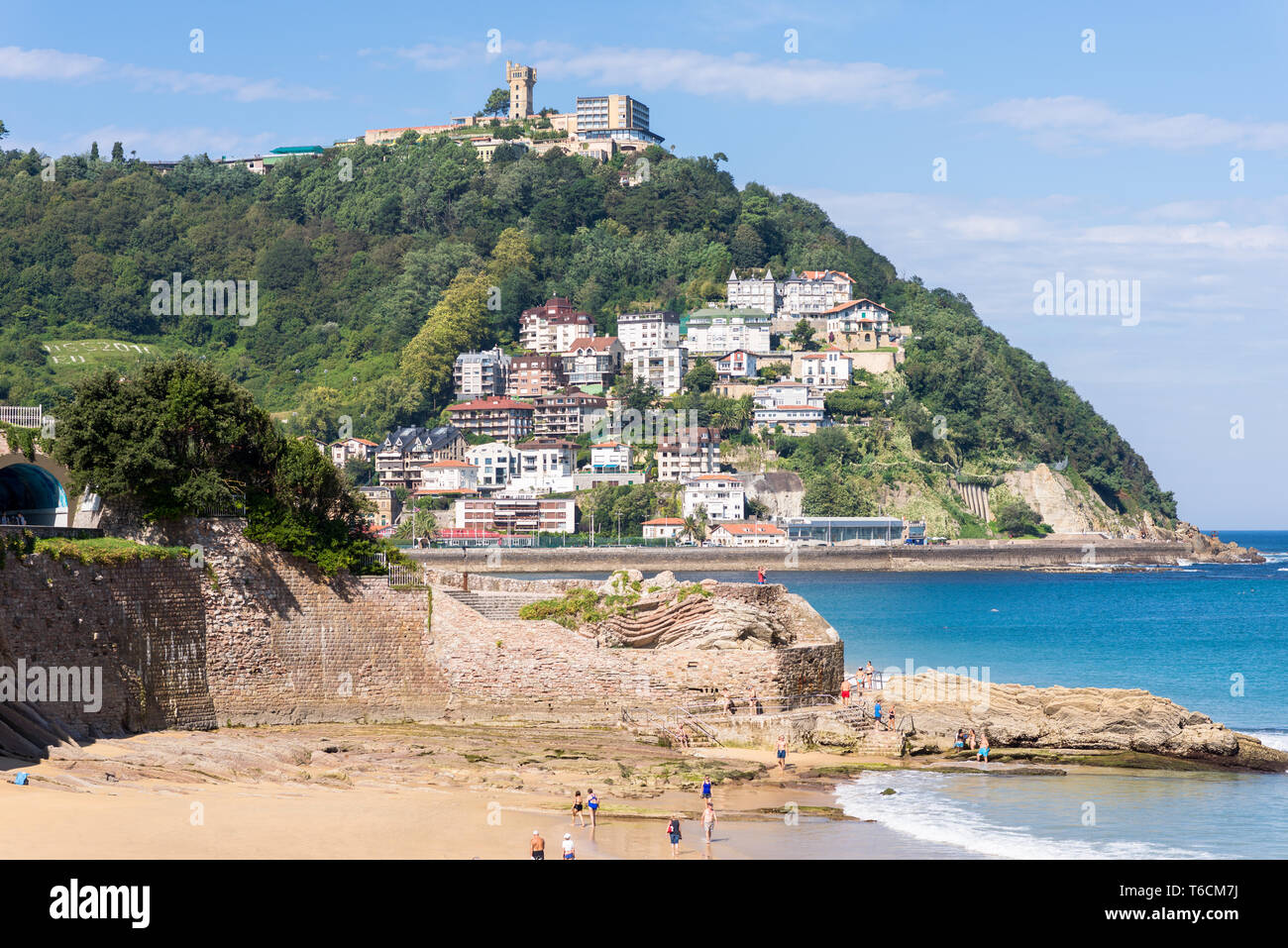 La playa La Concha con vistas al monte Igueldo Foto de stock