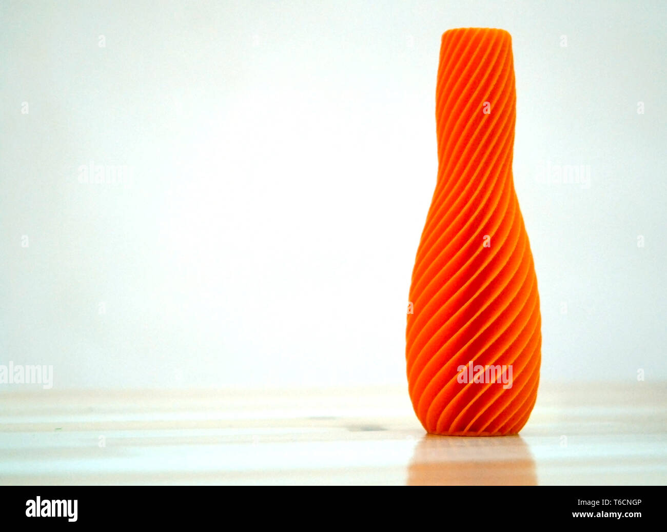 El modelo impreso en una impresora 3d. Jarrón de color naranja. La moderna  tecnología de aditivos progresivo.Copy, spase spase para texto Fotografía  de stock - Alamy