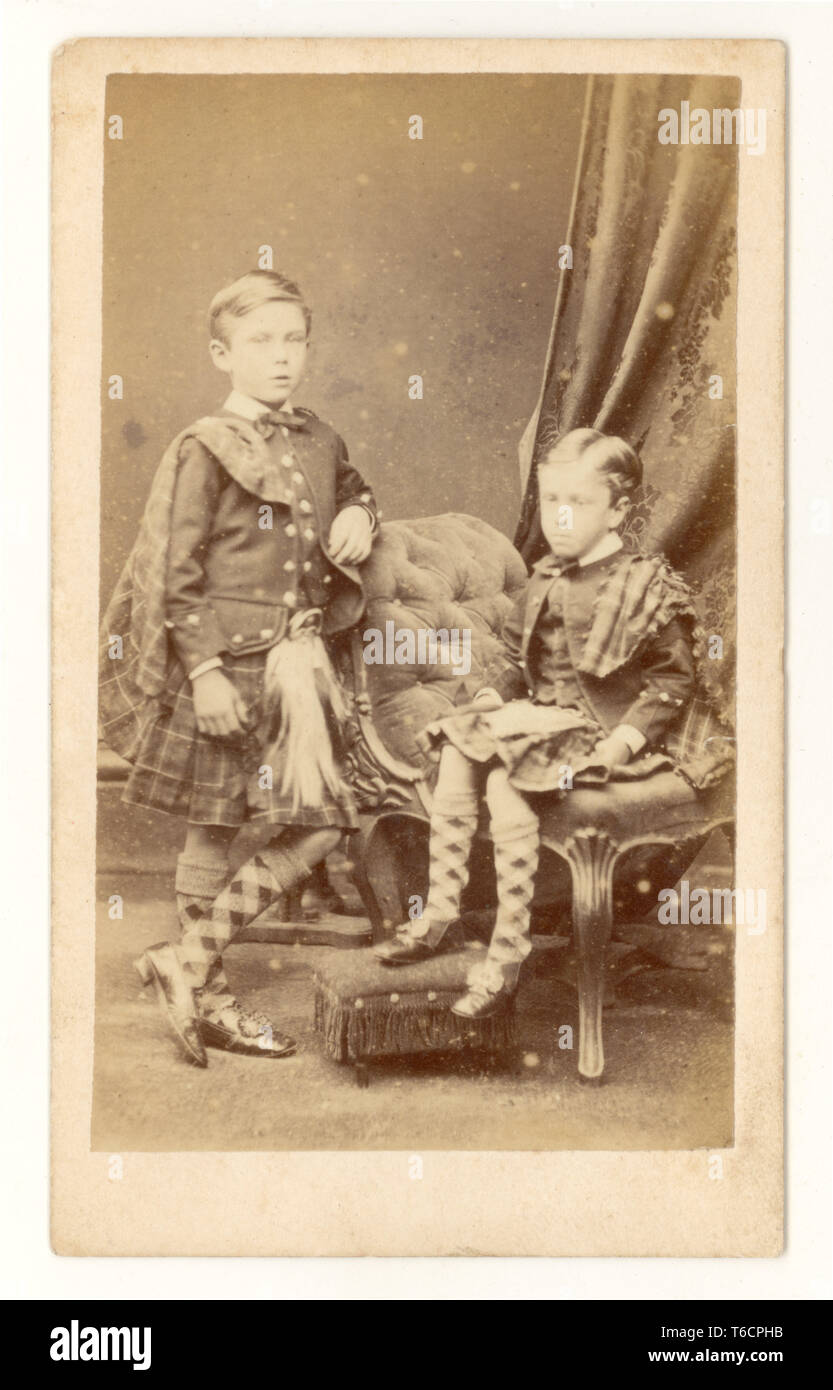 Original Early Faded Carte de Visite (CDV) Victoriano, niños pequeños que usan modernos hornos escoceses, con mantones a cuadros a juego con chaquetas y calcetines, de Clark's studio, Brighton, Reino Unido, alrededor de 1860's. Foto de stock