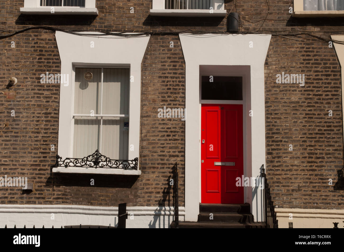 Una Ventana Y Una Puerta Roja Con Diferente Diseno En Una Pared De