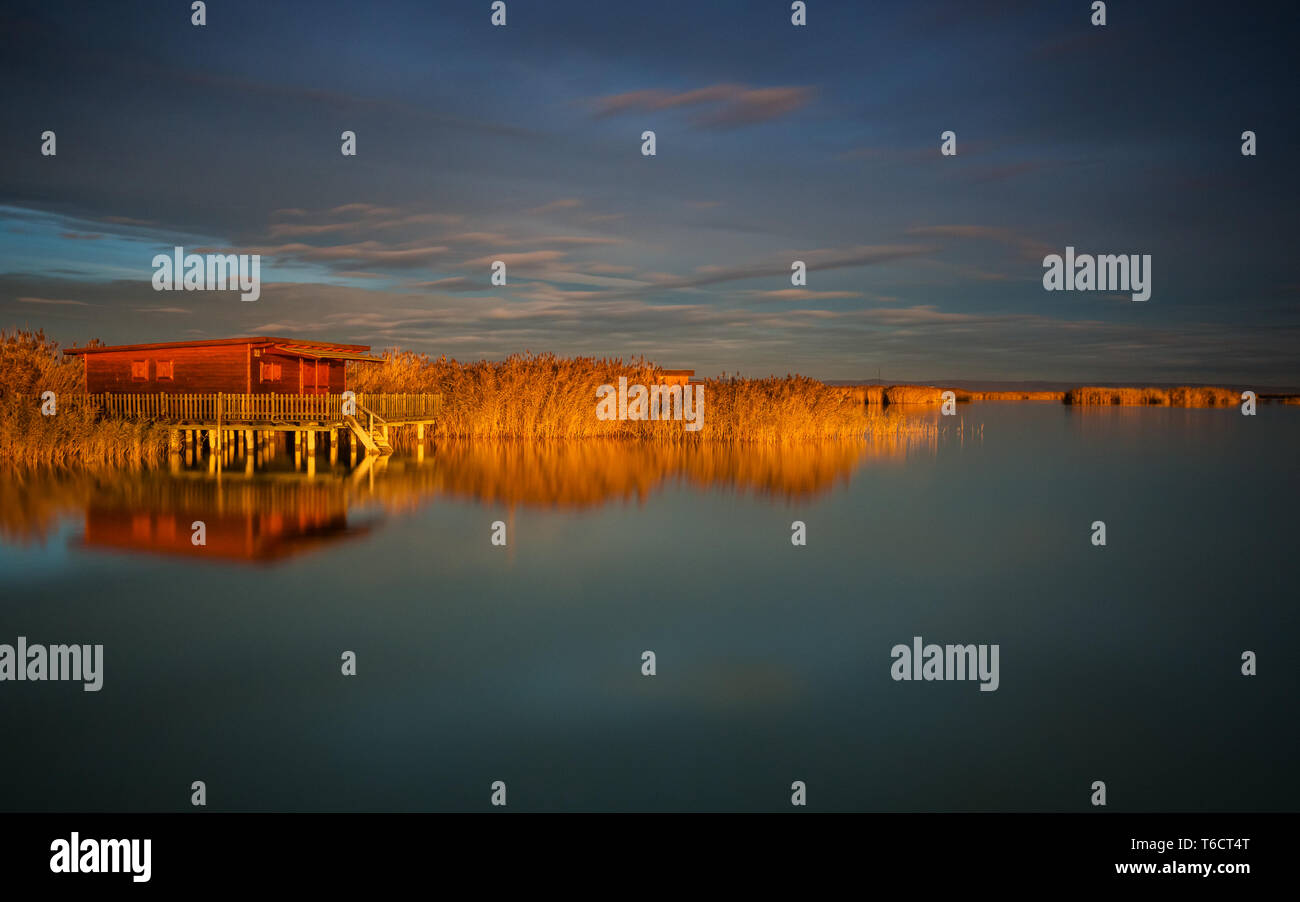 Amanecer en el Jetty en el Neusiedlersee Foto de stock