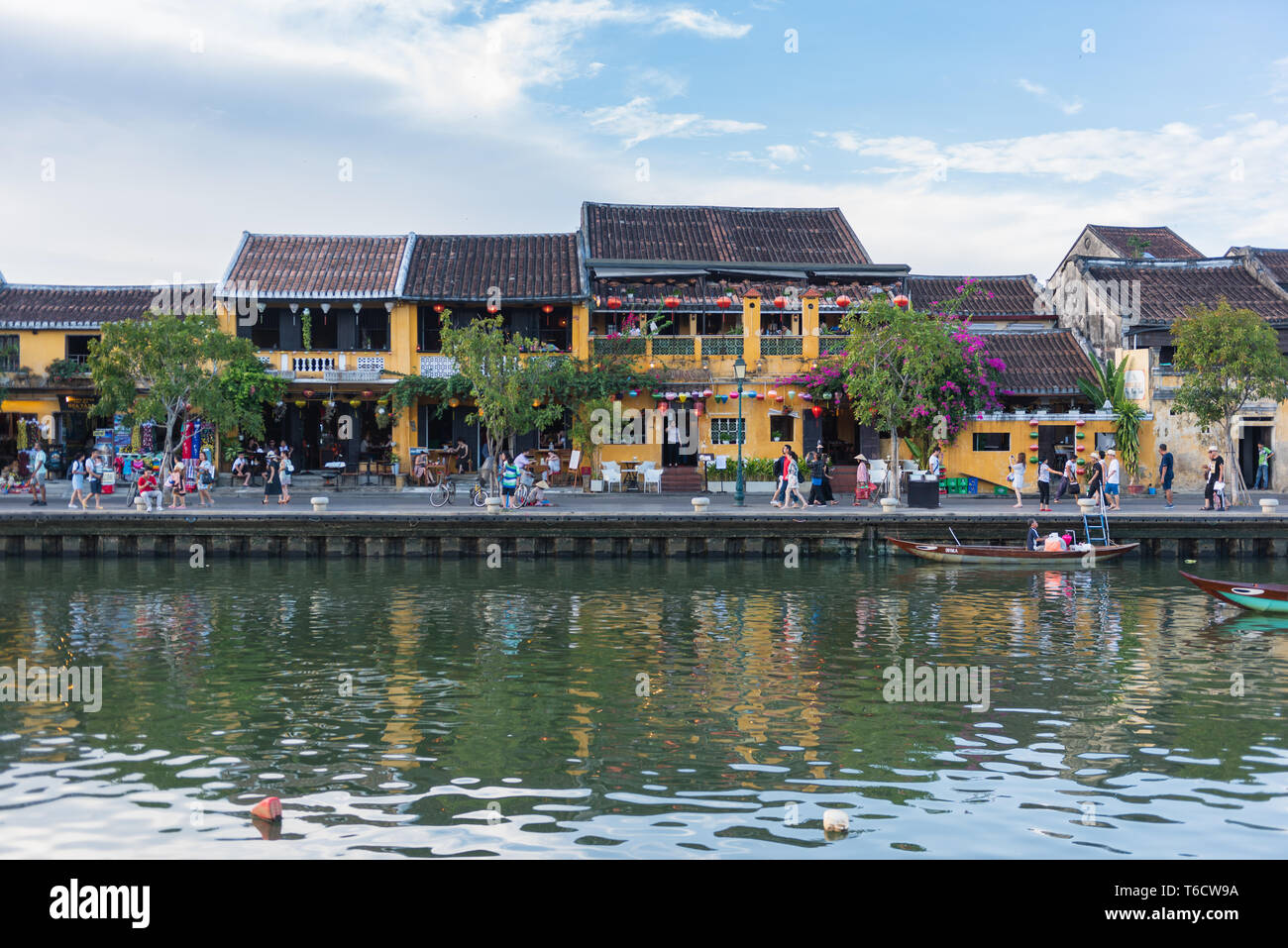 Turismo en la ciudad antigua de Hoi An - Vietnam Foto de stock