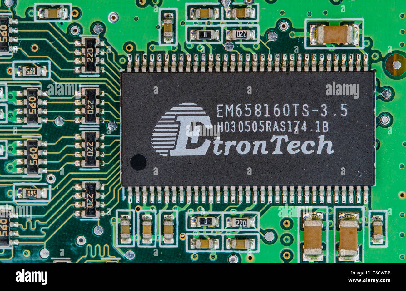 Dual en línea (DIP o DIL) paquete de tecnología de montaje superficial (SMT) EtronTech chip montado en un PCB. Placa de circuitos electrónicos closeup macro. Foto de stock