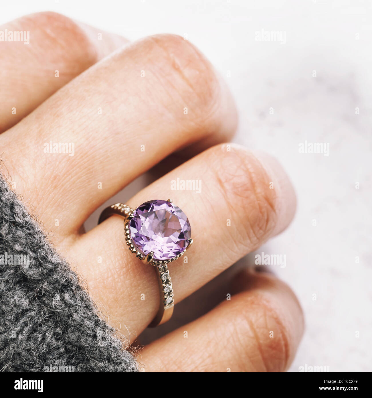 Mano de oro blanco Hermoso anillo con amatista y diamantes pequeños. Cerca  de piedras preciosas Fotografía de stock - Alamy