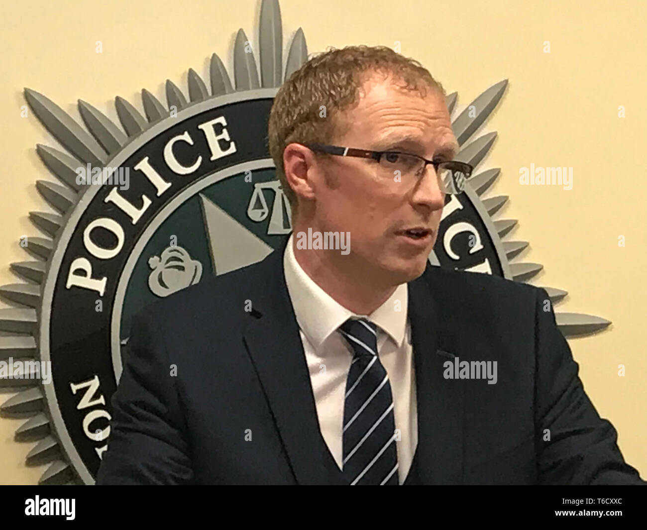 El Detective Inspector Mark Bell proporciona a los medios de ...