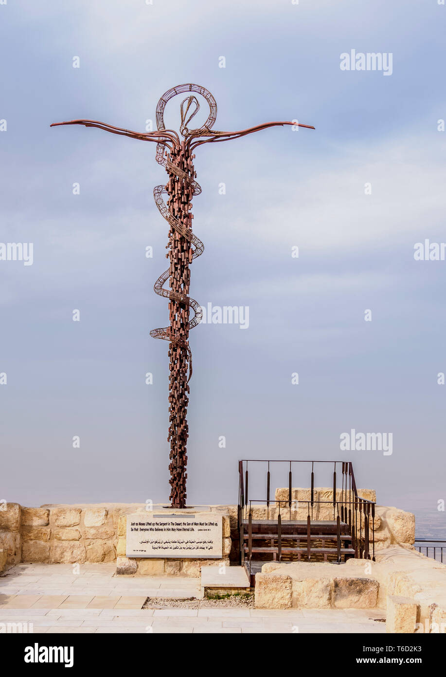 Serpiente de Bronce Monument, el Monte Nebo, la Gobernación de Madaba, Jordania Foto de stock