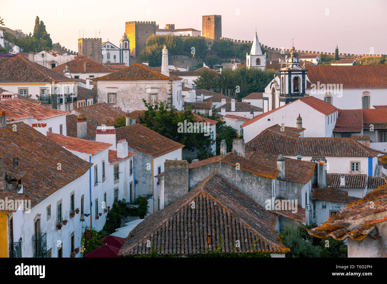 Obidos al anochecer, uno de los pueblos medievales más bellos de Portugal, tomada a los moros en el siglo 12. Foto de stock