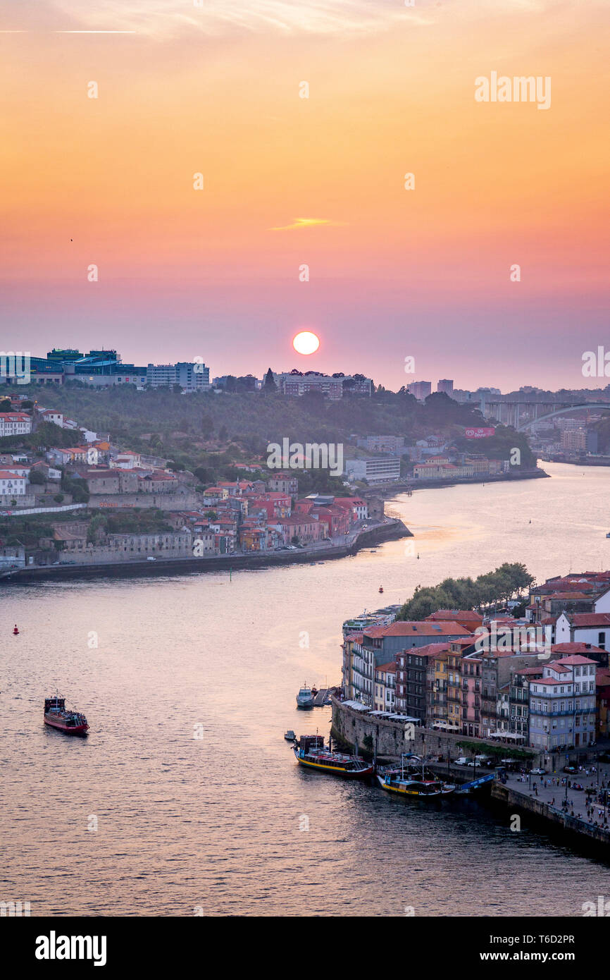 Río Douro y Porto al atardecer, Portugal, Europa Foto de stock