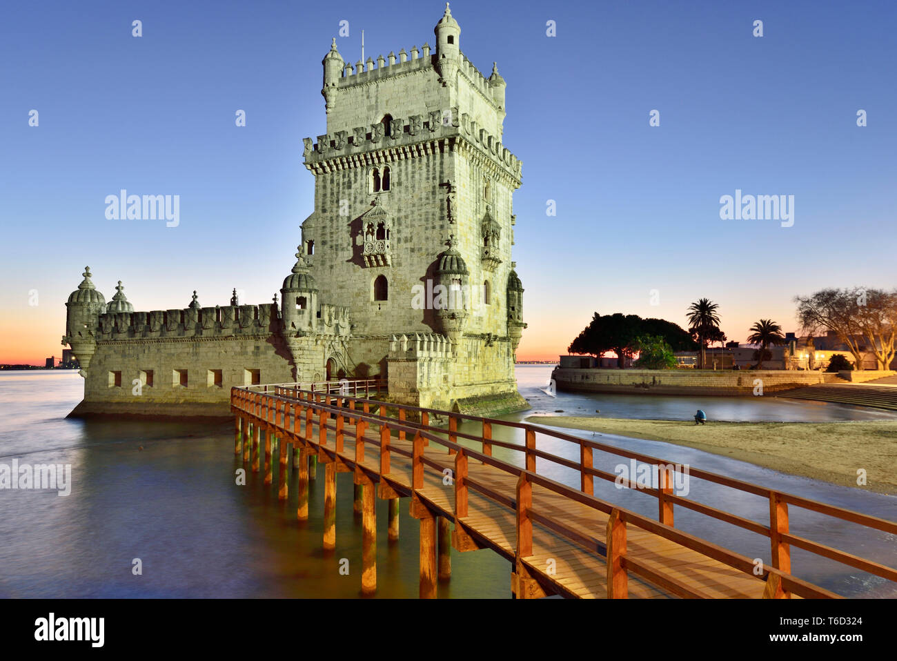 Torre de Belém (Torre de Belem), en el río Tajo, un sitio del Patrimonio Mundial de la UNESCO, construido en el siglo XVI en estilo manuelino portugués en penumbra. Foto de stock