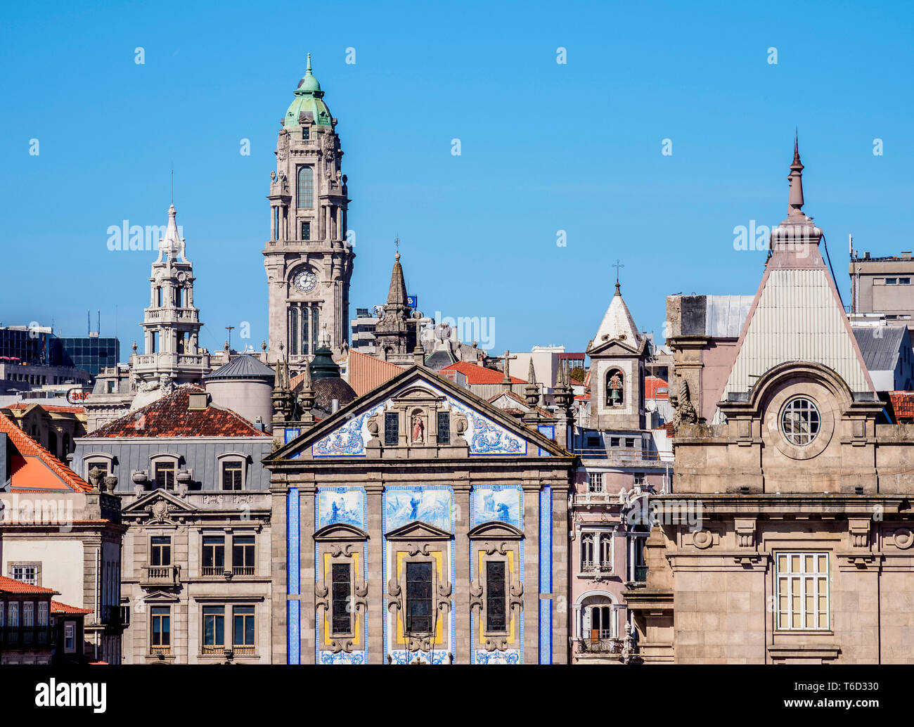 Ver hacia Santo Antonio dos Congregados Iglesia y torre del Ayuntamiento de la ciudad, Porto, Portugal Foto de stock