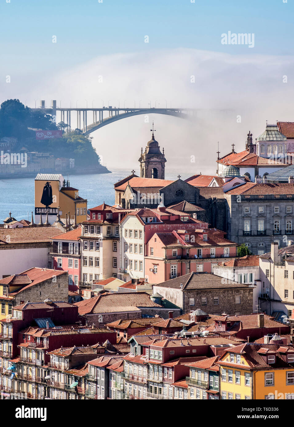 Vista hacia el puente de Arrábida, Porto, Portugal Foto de stock