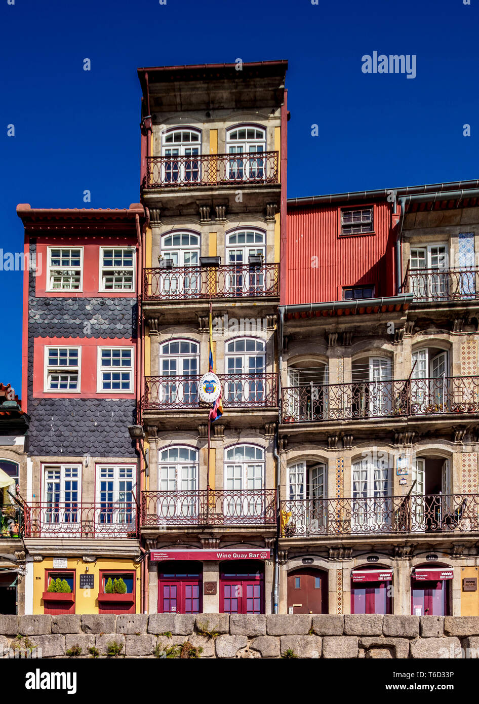 Coloridas casas en el Cais da estiva, Porto, Portugal Foto de stock
