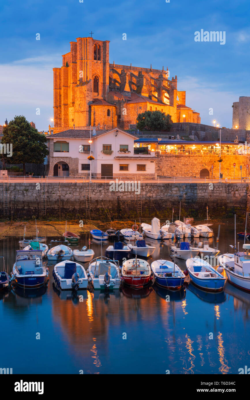 España, Cantabria, Castro-Urdiales, el puerto, la iglesia de Santa María y el castillo de Santa Ana al atardecer Foto de stock