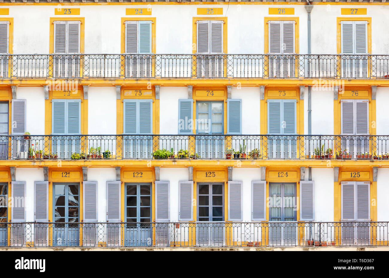 España, País Vasco, San Sebastián (Donostia), la Plaza de la Constitución, cerca de típicos balcones Foto de stock