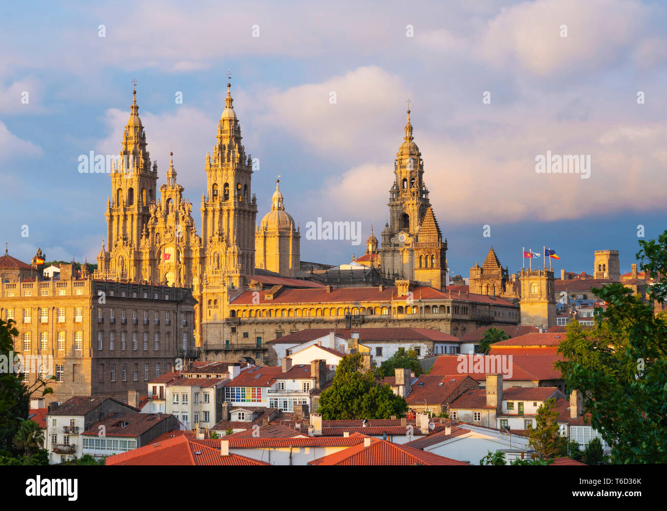 España, Galicia, Santiago de Compostela, la vista sobre los tejados de la catedral. Sitio de Patrimonio Mundial de la UNESCO Foto de stock