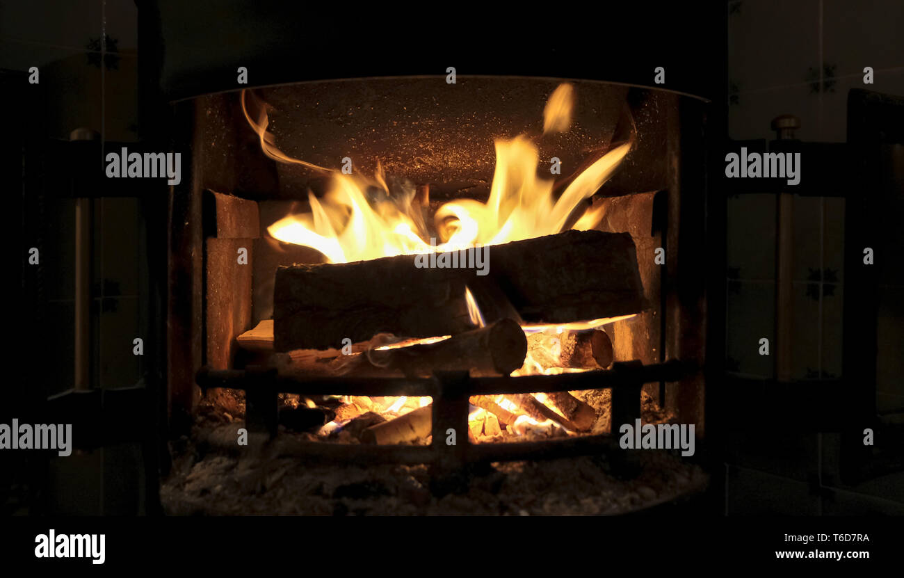 Chimenea y estufa de leña fotografías e imágenes de alta resolución - Alamy