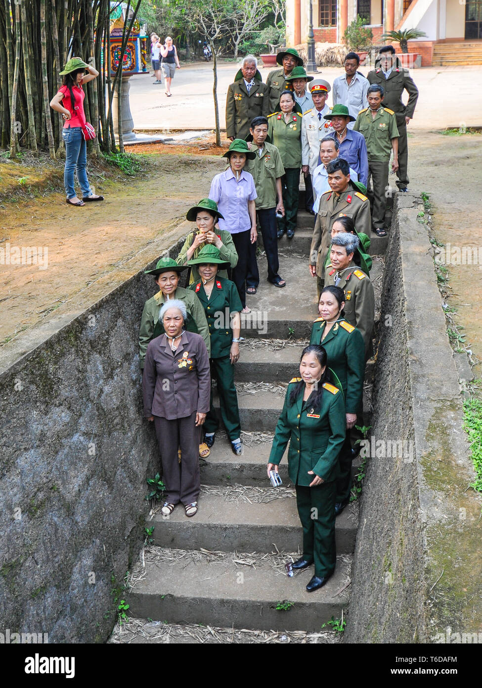 El ejército de Vietnam del norte de veteranos de la guerra de Vietnam se reúnen en torno a los pasos de la entrada #13 túneles Moc Vin a recordar la guerra de sacrificios y luchas. Foto de stock