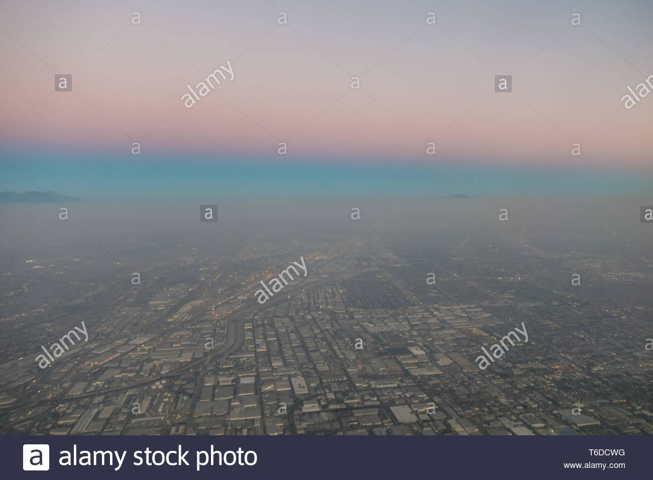 Vista aérea del Valle de San Fernando después de la puesta de sol con neblina Foto de stock