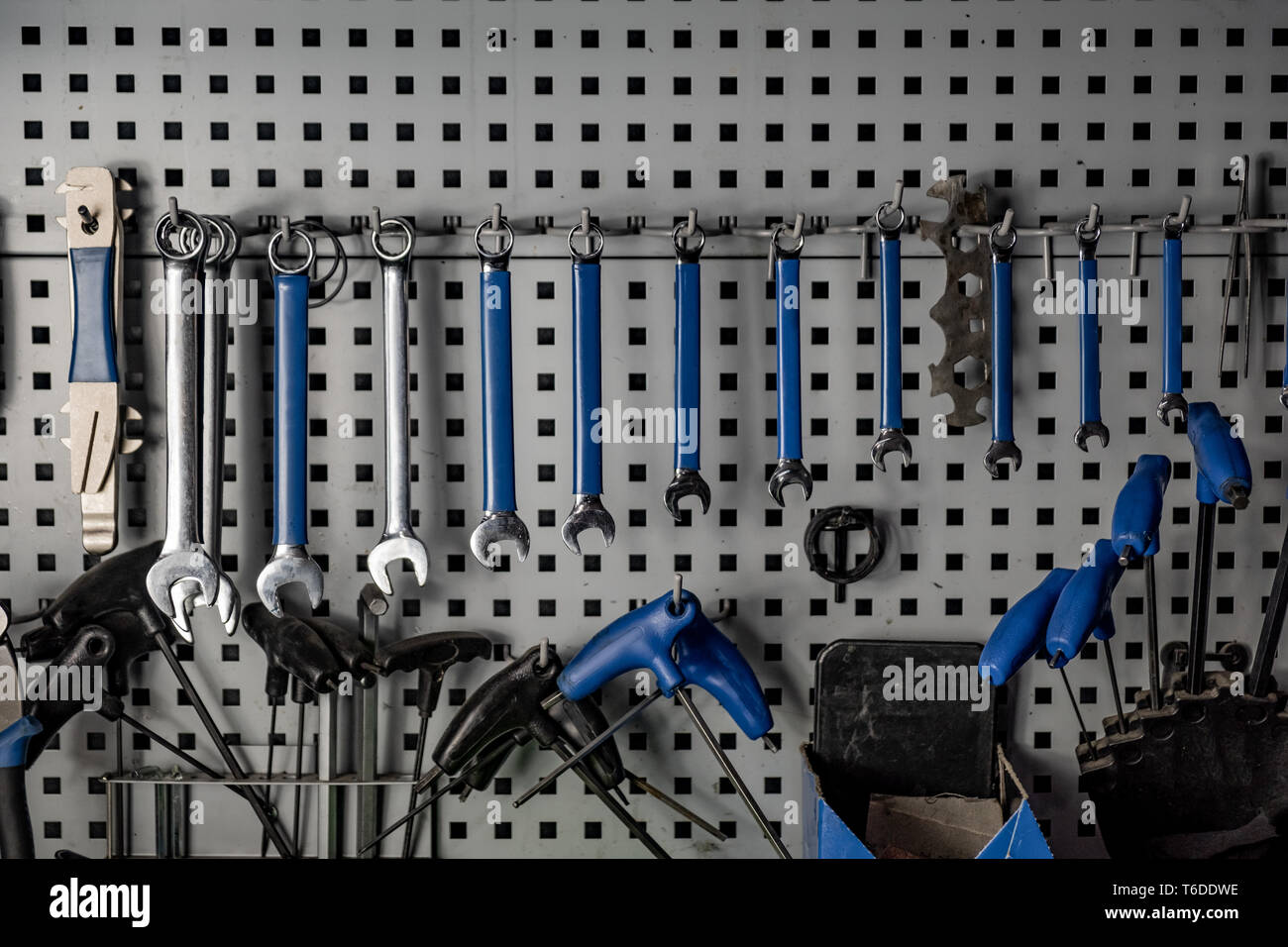 El taller del reparador, cerca bajo clave de imagen. Lugar de trabajo bien organizado de un mecánico, filas de llaves de tuercas y otras herramientas Foto de stock