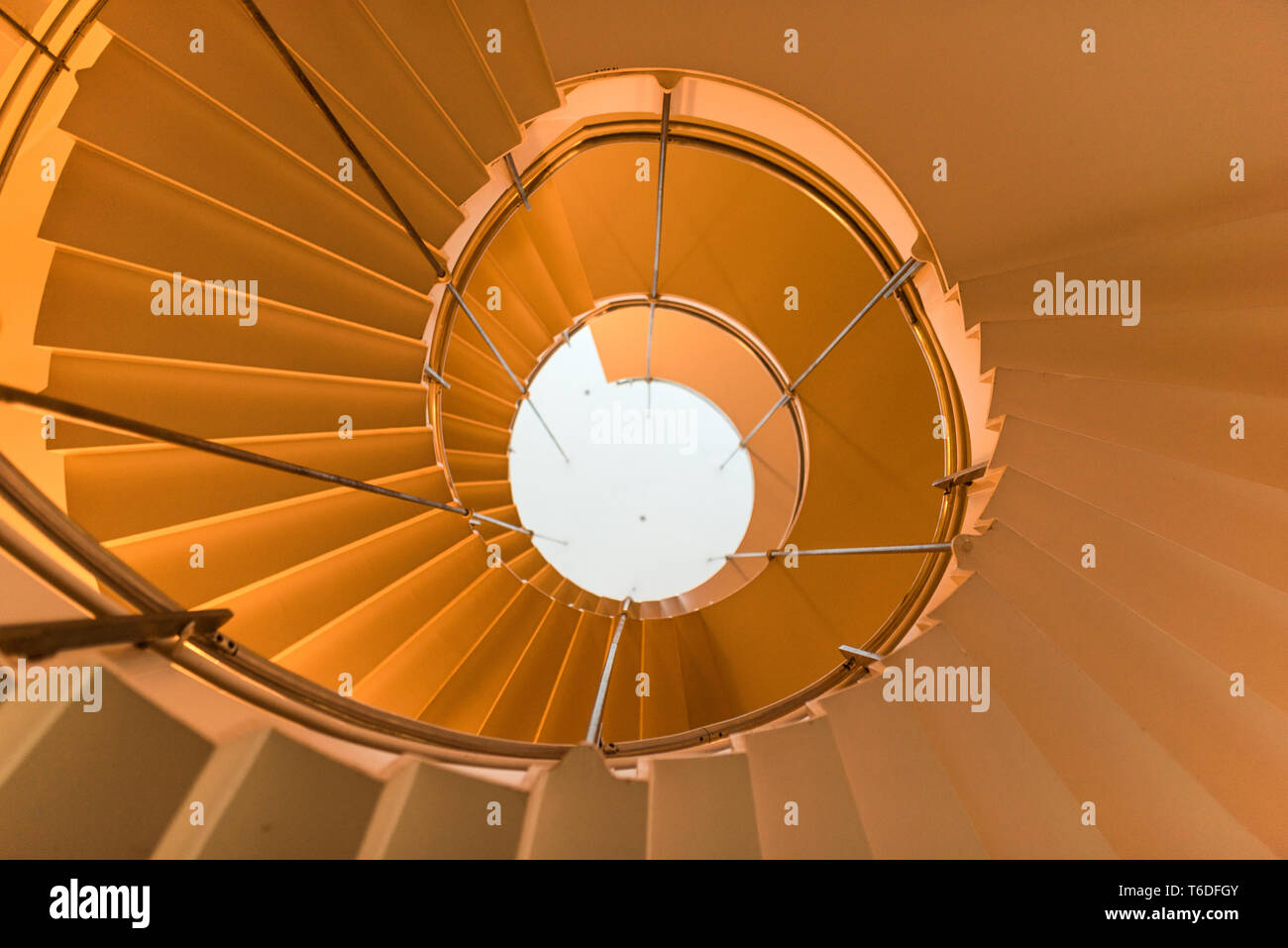 Escalera helicoidal en un edificio exclusivo Foto de stock