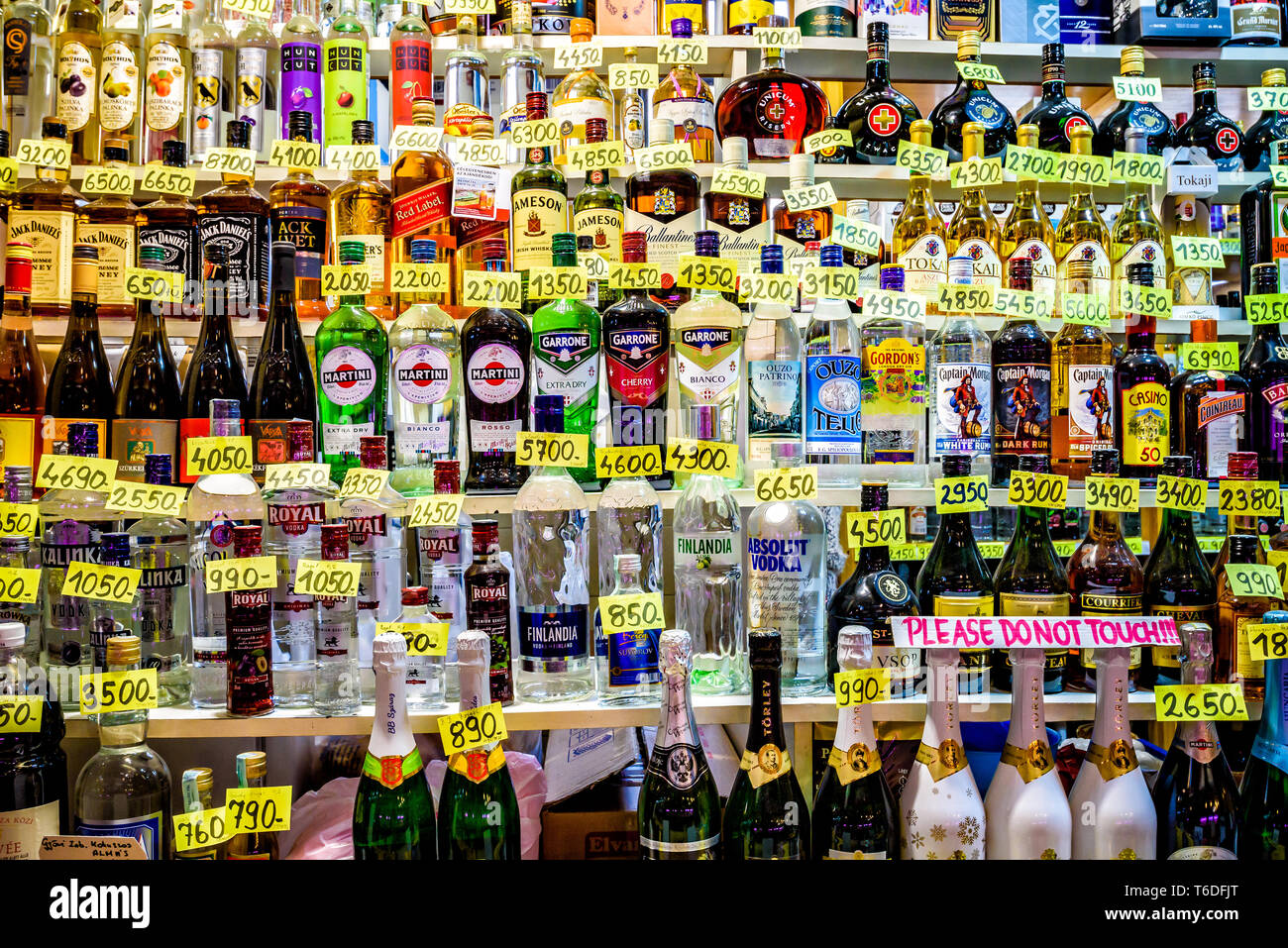 Surtido de muchos tipos de alcohol en el Mercado Central Hall Vámház krt Foto de stock