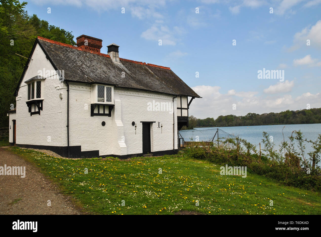 Colemere Sailing Club house junto a la mera Foto de stock