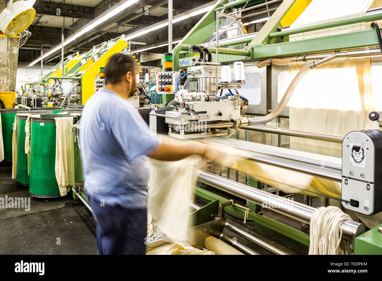 Las máquinas de hilar en una industria textil brasileña. Blumenau, Santa  Catarina, Brasil Fotografía de stock - Alamy