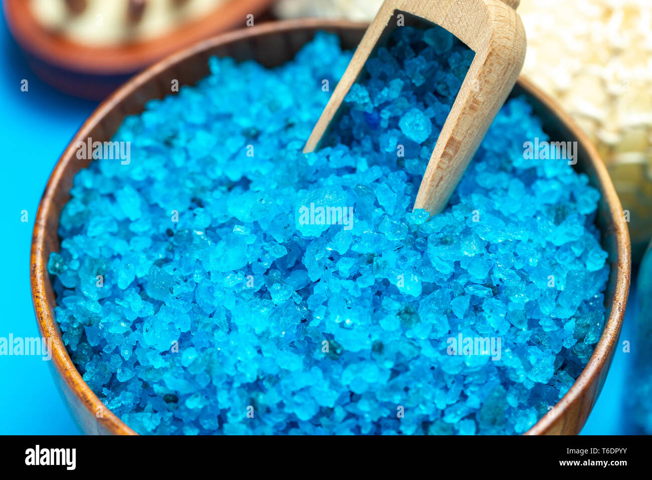 Ajuste de spa con sales de baño azules, macro disparar de sal azul  Fotografía de stock - Alamy